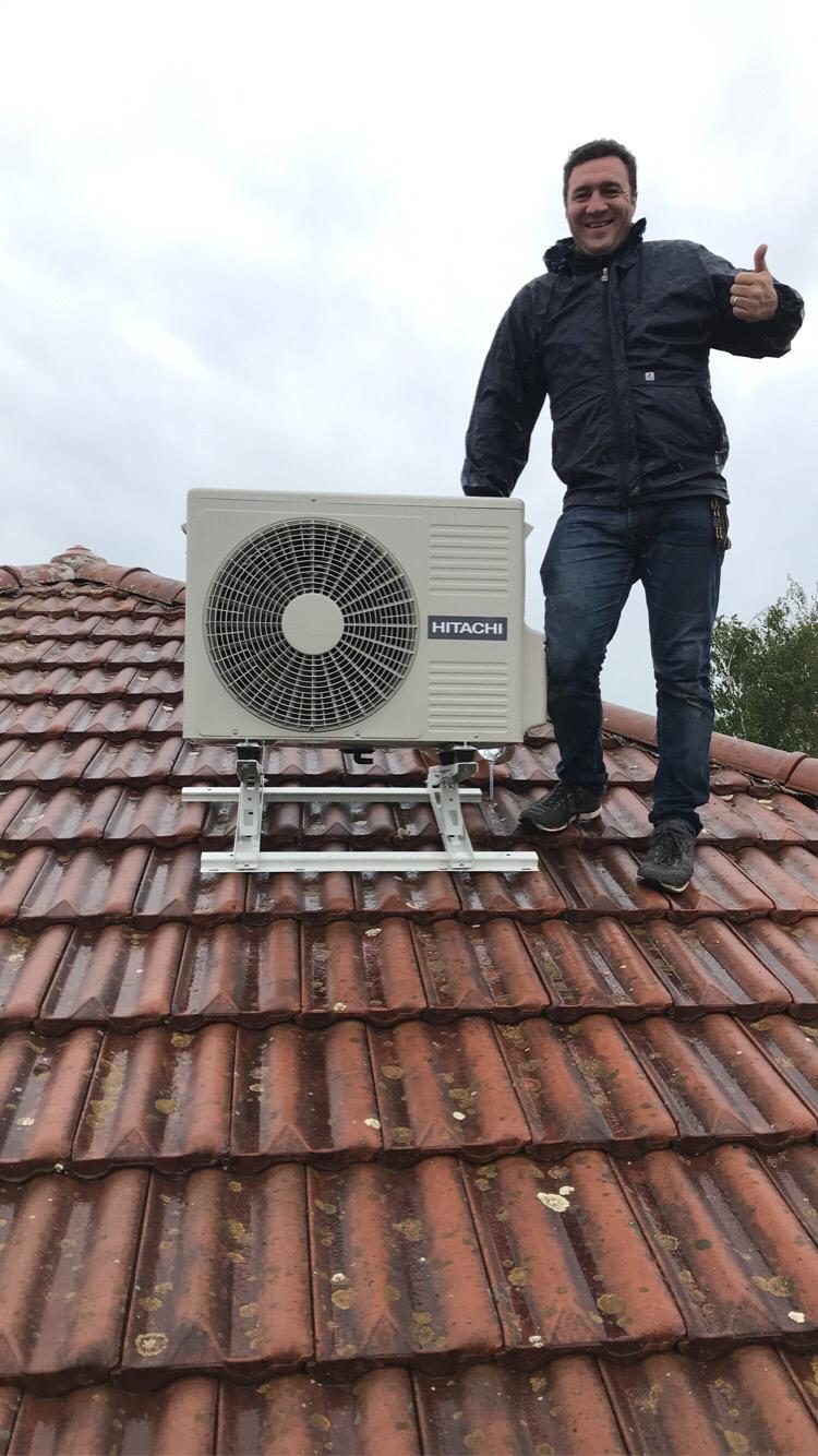 Mathieu Maurin, fondateur Easy Calo, sur un chantier d'installation de pompe à chaleur à Saint-Maurice-de-Beynost